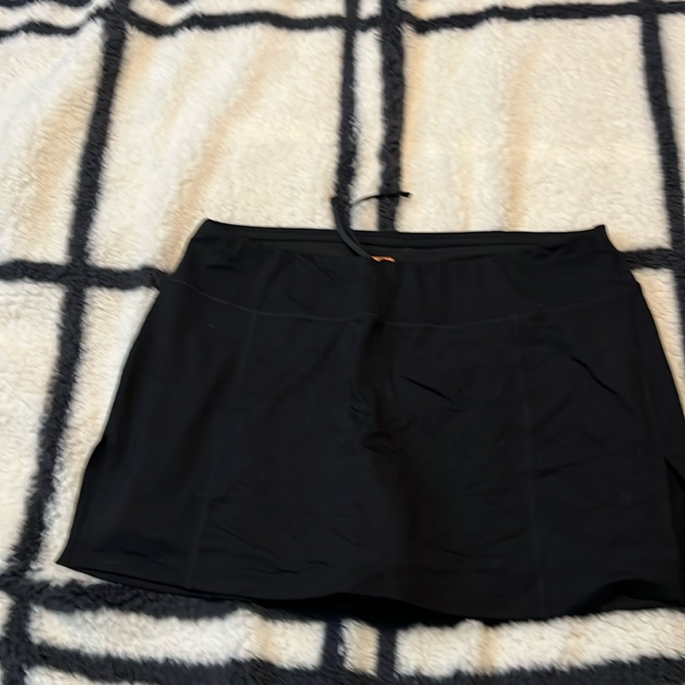 Lucy tennis skirt with ball and phone pocket